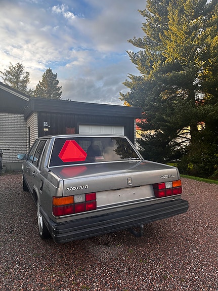 Volvo 740 2 of 8