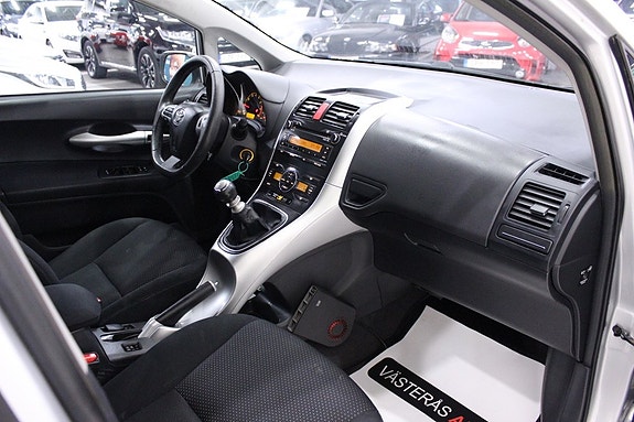 Toyota Auris 13 of 27