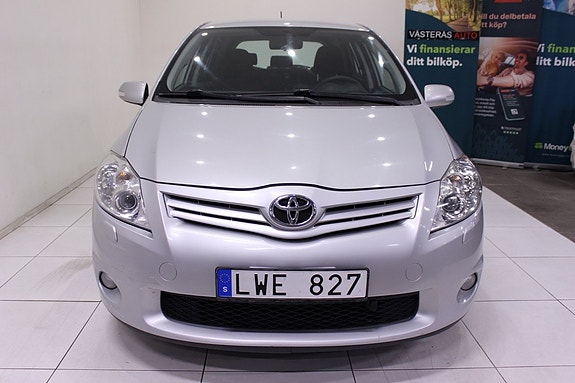 Toyota Auris 8 of 27
