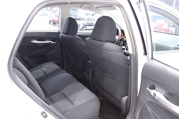 Toyota Auris 17 of 27