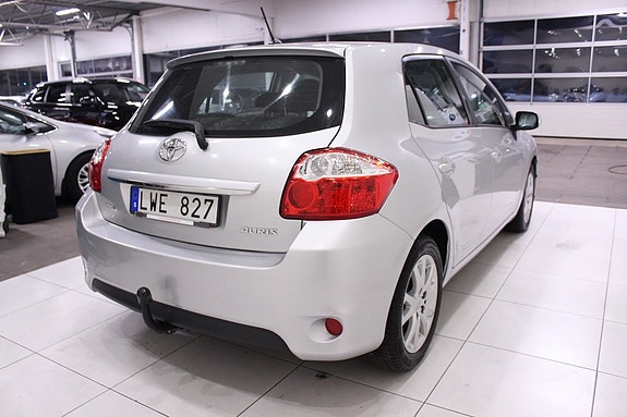 Toyota Auris 7 of 27