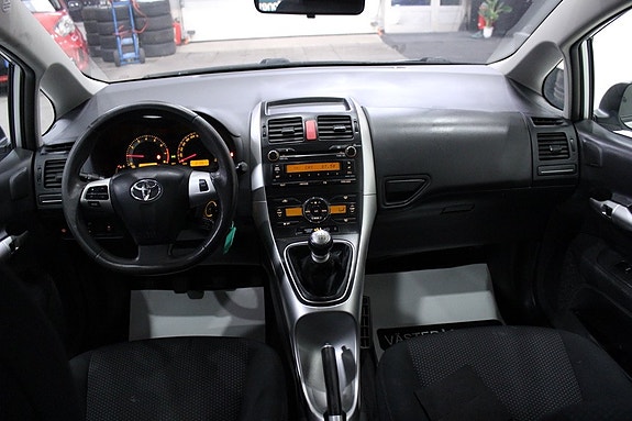 Toyota Auris 12 of 27
