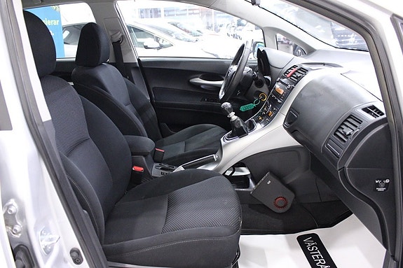 Toyota Auris 14 of 27
