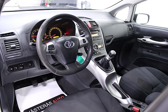 Toyota Auris 10 of 27