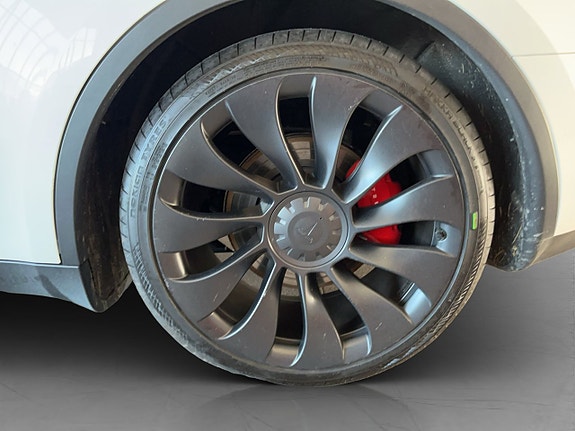 Tesla Model Y 22 of 23