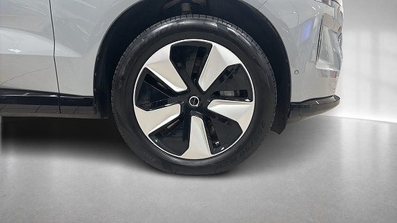 Volvo EX90 10 of 15