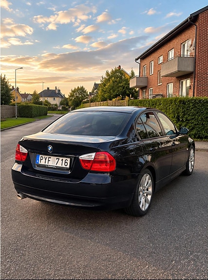 BMW 320d 3 of 5
