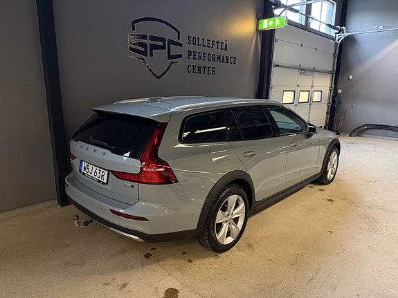 Volvo V60 Cross Country 3 of 19