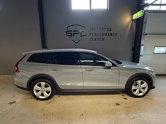 Volvo V60 Cross Country 2 of 19