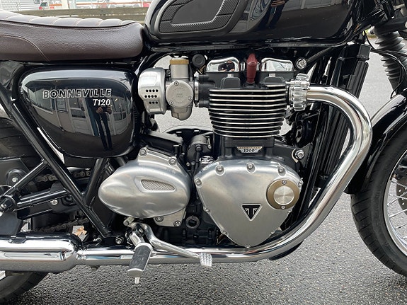 Triumph Bonneville T120 2 of 6