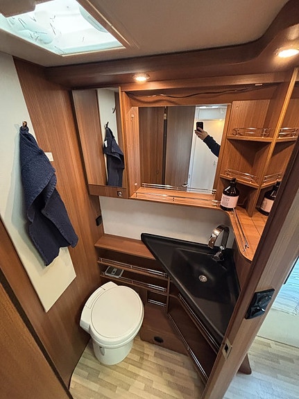 LMC Cruiser T722 Black Selection Queenbed - B-kort - 3500kg - Solcell - Cykelställ - 21 of 24