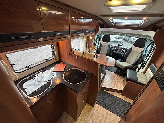 LMC Cruiser T722 Black Selection Queenbed - B-kort - 3500kg - Solcell - Cykelställ - 22 of 24
