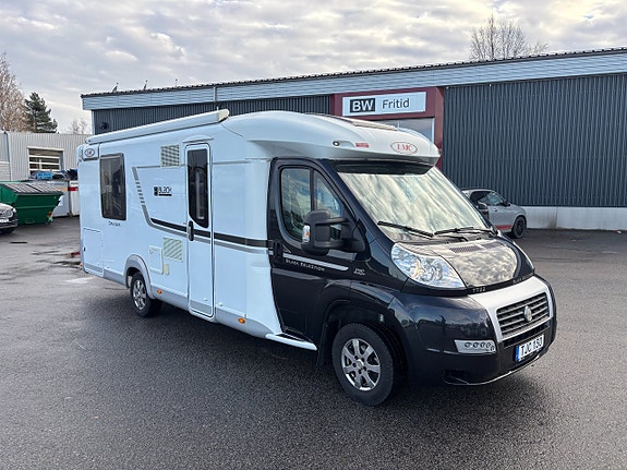 LMC Cruiser T722 Black Selection Queenbed - B-kort - 3500kg - Solcell - Cykelställ -