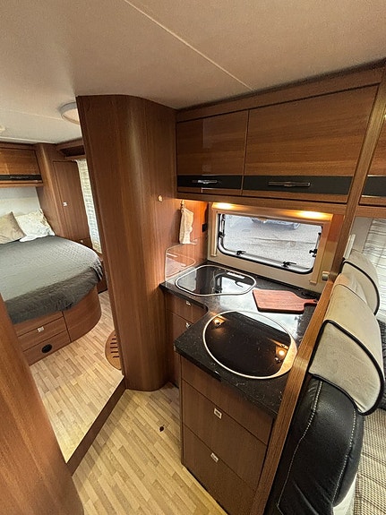LMC Cruiser T722 Black Selection Queenbed - B-kort - 3500kg - Solcell - Cykelställ - 16 of 24