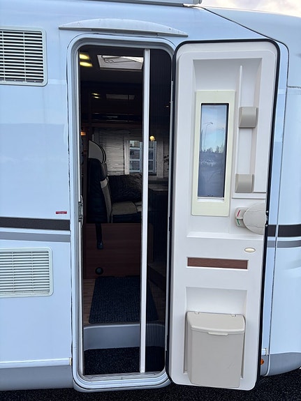 LMC Cruiser T722 Black Selection Queenbed - B-kort - 3500kg - Solcell - Cykelställ - 8 of 24