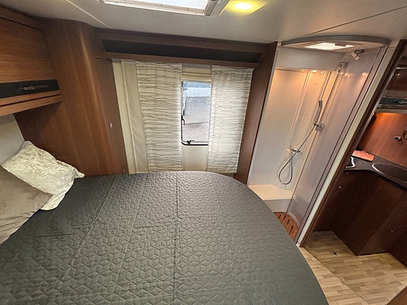 LMC Cruiser T722 Black Selection Queenbed - B-kort - 3500kg - Solcell - Cykelställ - 18 of 24