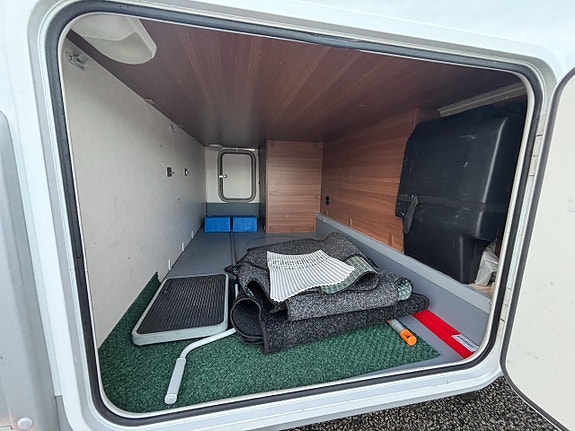 LMC Cruiser T722 Black Selection Queenbed - B-kort - 3500kg - Solcell - Cykelställ - 7 of 24