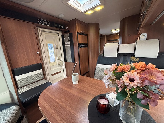 LMC Cruiser T722 Black Selection Queenbed - B-kort - 3500kg - Solcell - Cykelställ - 15 of 24