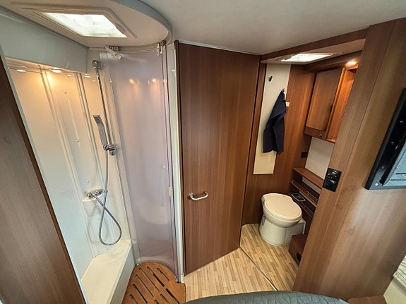 LMC Cruiser T722 Black Selection Queenbed - B-kort - 3500kg - Solcell - Cykelställ - 20 of 24