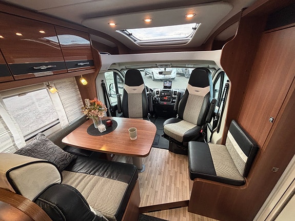 LMC Cruiser T722 Black Selection Queenbed - B-kort - 3500kg - Solcell - Cykelställ - 24 of 24