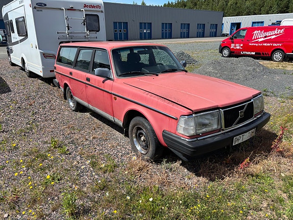 Volvo 245 2 of 6