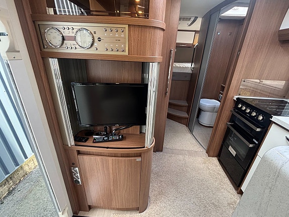 Bürstner A 747 Argos 9-stegad Aut / Solcell / AC / ALDE 9 of 19