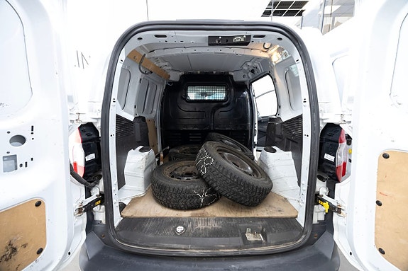 Ford Transit Courier 19 of 19