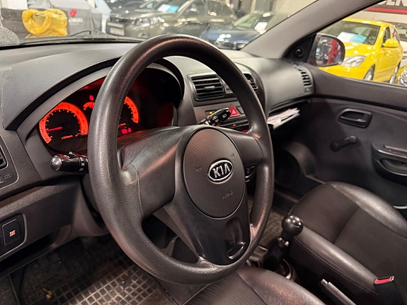 Kia Picanto 11 of 16