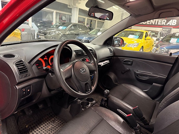 Kia Picanto 10 of 16