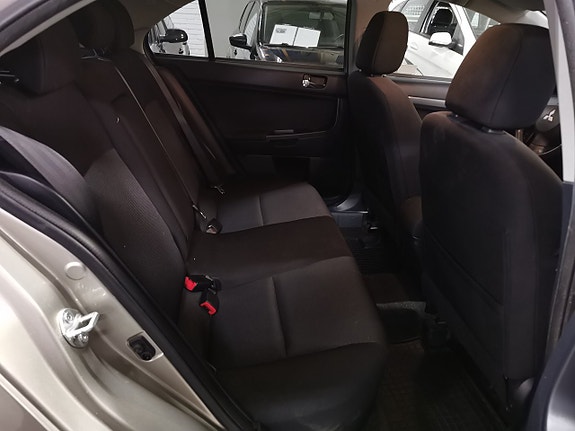 Mitsubishi Lancer 12 of 17