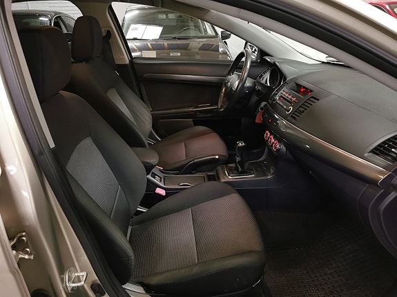 Mitsubishi Lancer 9 of 17