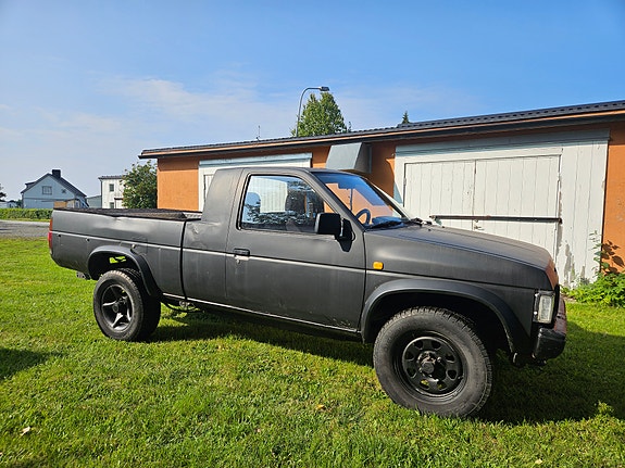 Nissan King Cab 2 of 15
