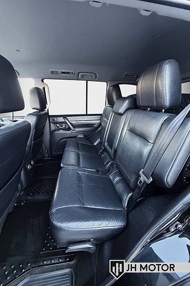 Mitsubishi Pajero 12 of 17