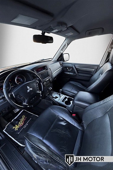Mitsubishi Pajero 11 of 17