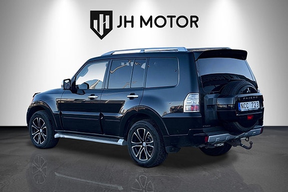 Mitsubishi Pajero 4 of 17