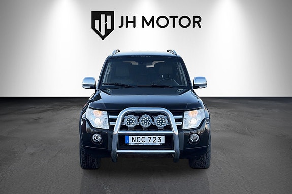 Mitsubishi Pajero 9 of 17
