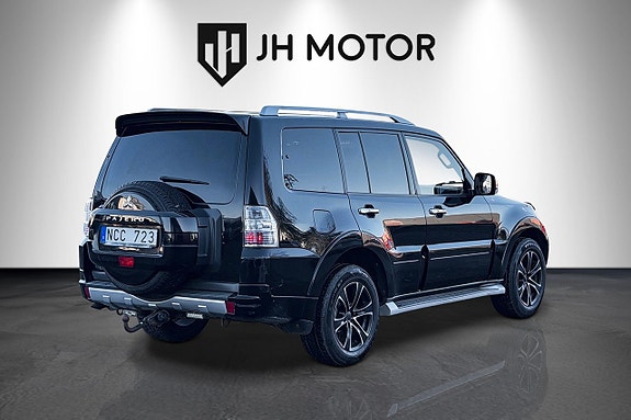 Mitsubishi Pajero 6 of 17