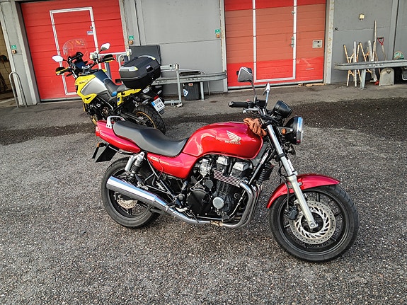 Honda CB750F2 (RC42) 4 of 10