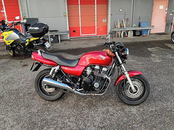 Honda CB750F2 (RC42) 3 of 10