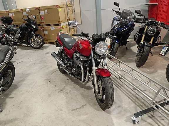 Honda CB750F2 (RC42) 7 of 10