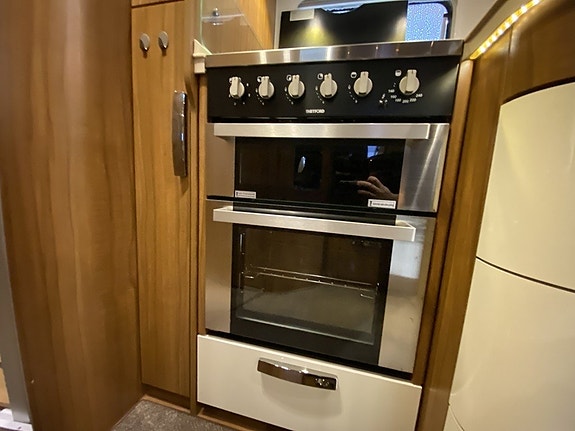 Hymer Premiumline B 708 PL ED-S ALDE/Automat/Queenbed/MaxxFan/Ugn 13 of 27