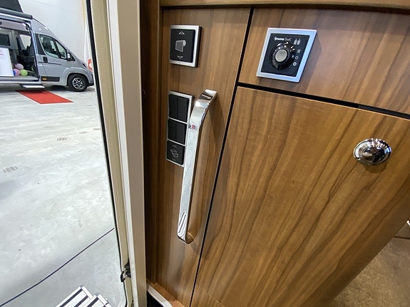 Hymer Premiumline B 708 PL ED-S ALDE/Automat/Queenbed/MaxxFan/Ugn 18 of 27
