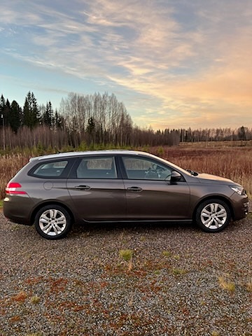 Peugeot 308 SW 2 of 8
