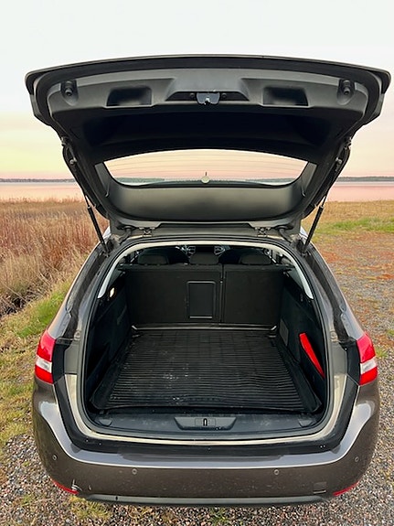 Peugeot 308 SW 7 of 8