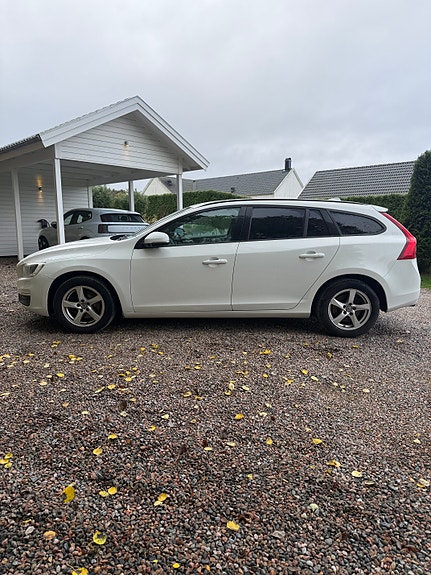 Volvo V60 2 of 7