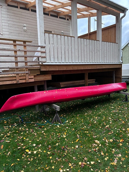 Röd kajak med roder