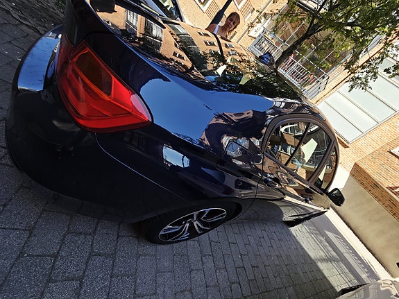 BMW 320d 2 of 5