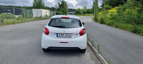 Peugeot 208 3 of 8