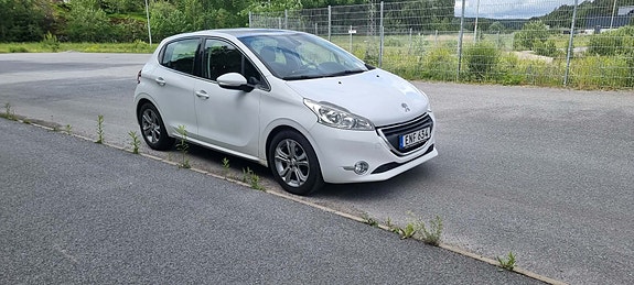 Peugeot 208 2 of 8