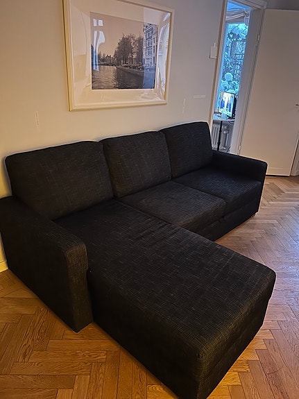 Svart bäddsoffa med schäslong och förvaring – JYSK